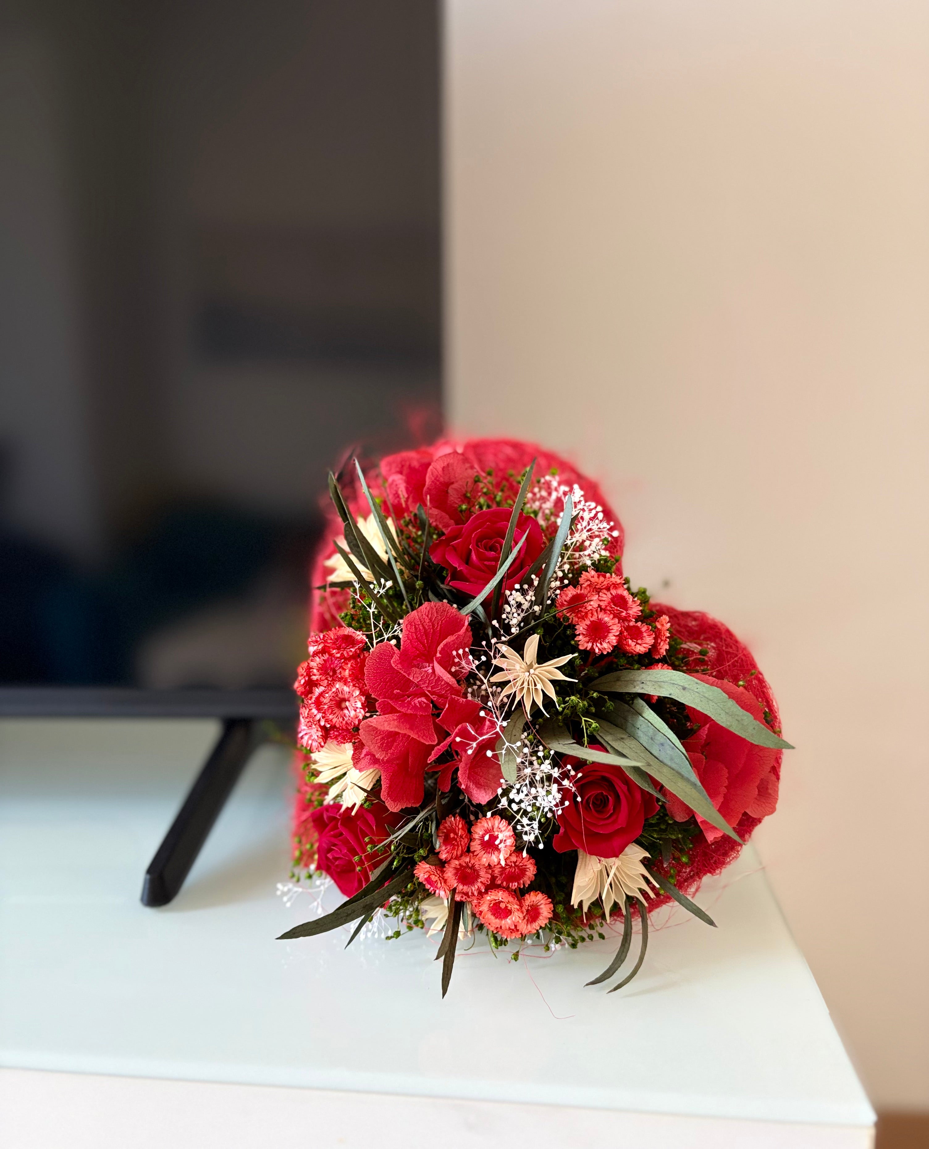 bouquet cuore rosso di fiori essiccati e stabilizzati