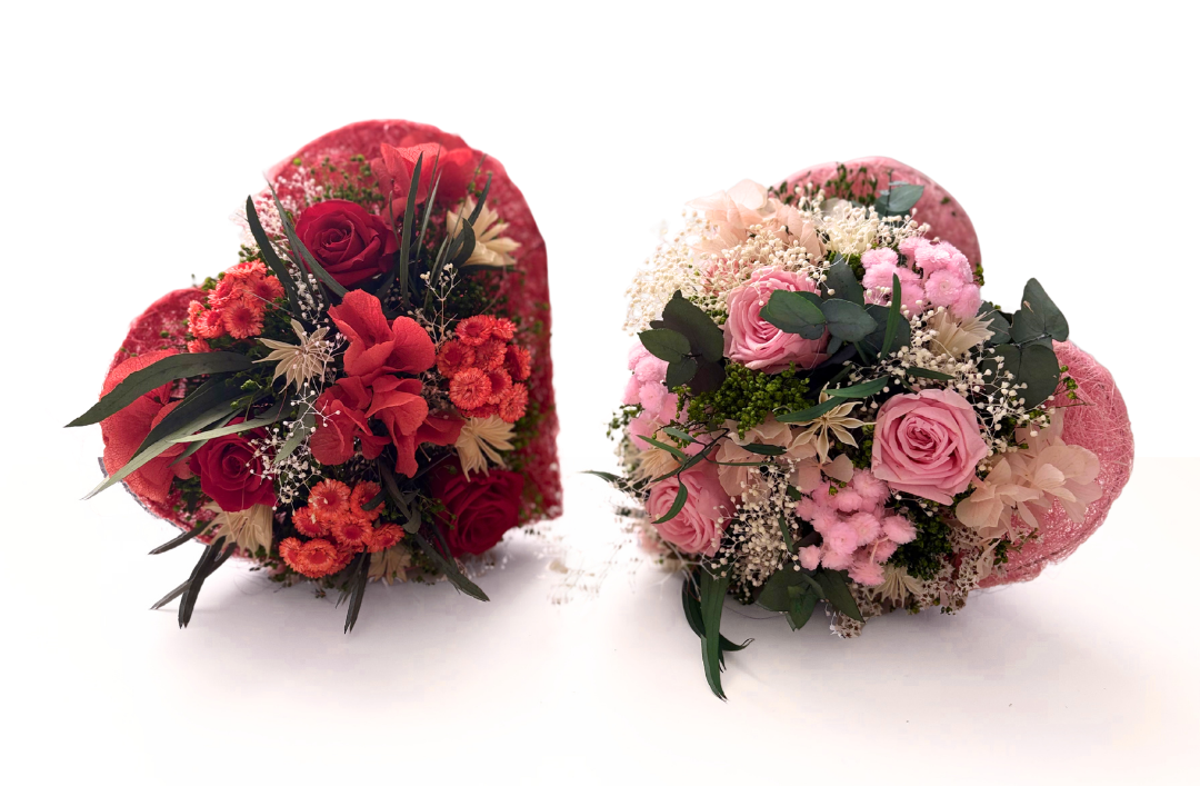 bouquet rosa e rosso a forma di cuore