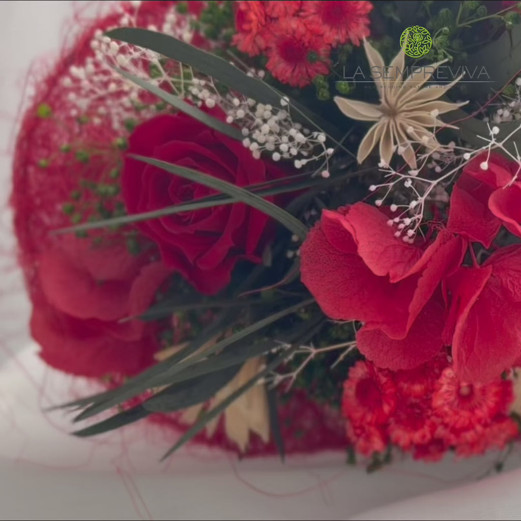 bouqeut cuore quadrato.mp4__PID:07316612-c16f-4826-a101-8df054b57ff9